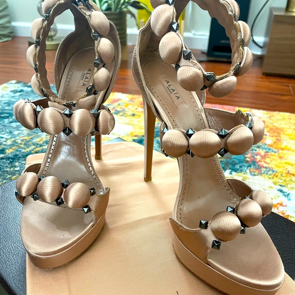 Brand new, never been worn. Slight scuff on sole due to shelf wear & price tag